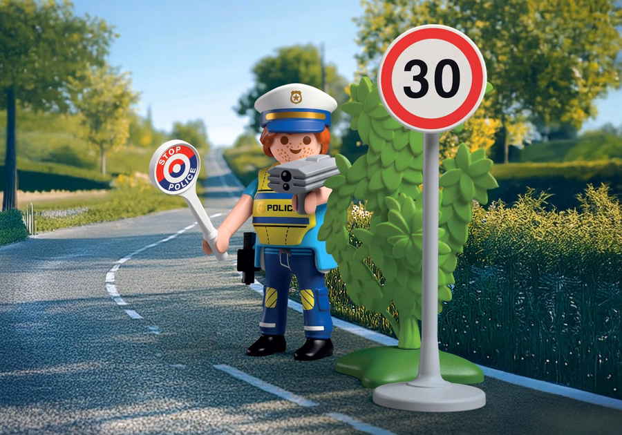 Ofițer de poliție cu detector de viteză